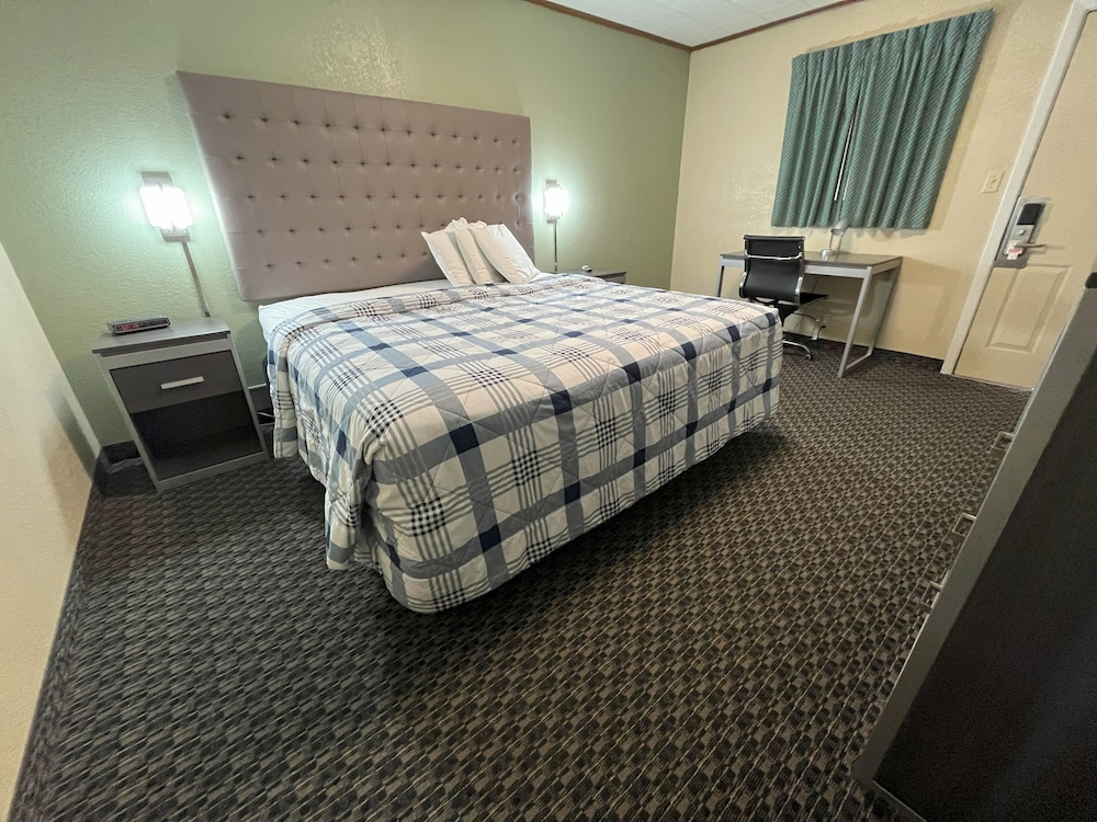 Standard Room, 1 King Bed, Non Smoking photo 1