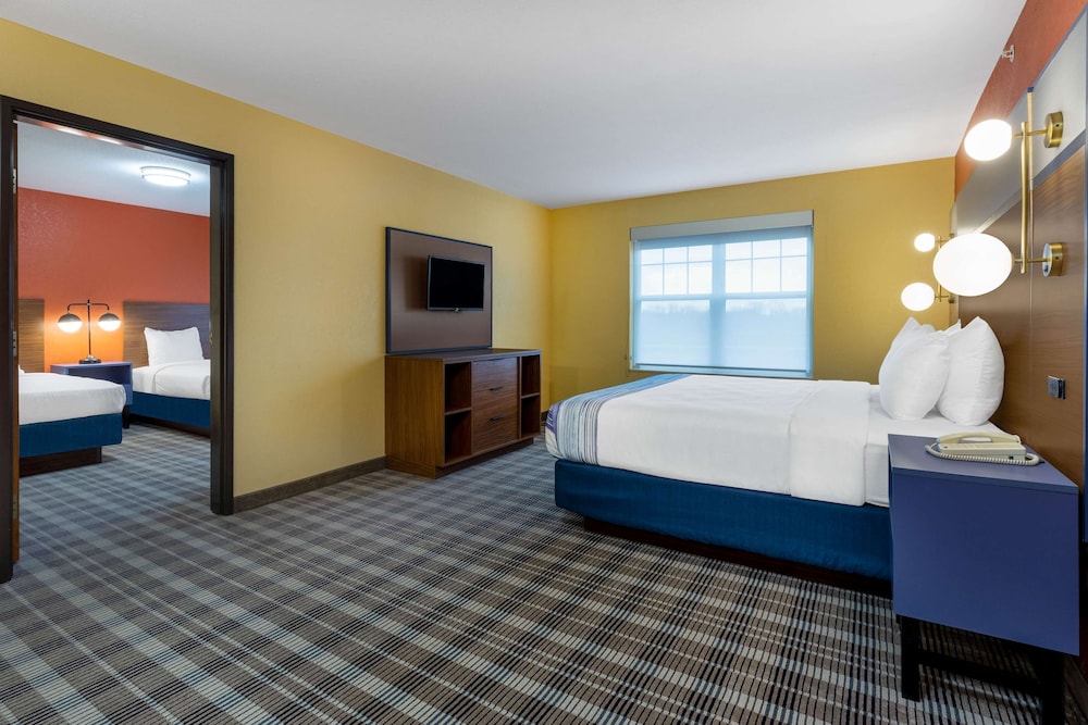 1 King and 2 Twin Bed photo 1