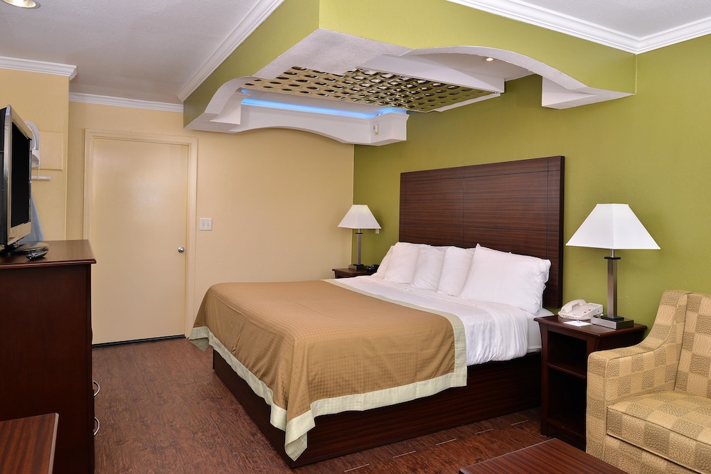 Room, 1 King Bed, Non Smoking photo 2