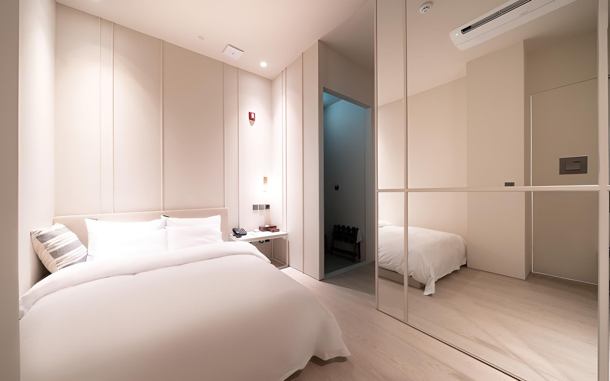 Room (Standard (55-inch UHD TV Netflix Avai)