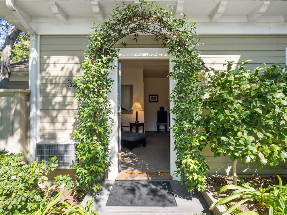 Signature Single Room, 1 King Bed, Lanai, Garden Area - Photo 1
