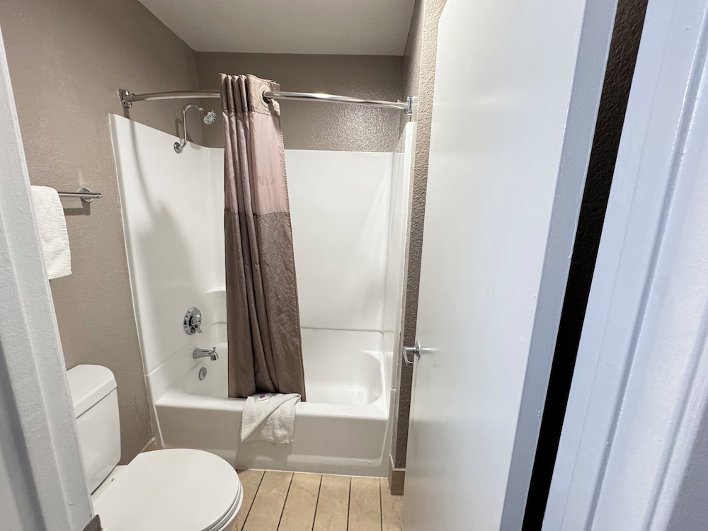 Deluxe Room, 1 Queen Bed, Non Smoking, Refrigerator photo 3