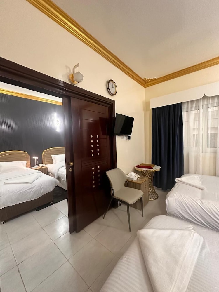 Deluxe Triple Room, City View photo 1