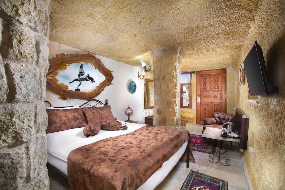 Deluxe Cave Room