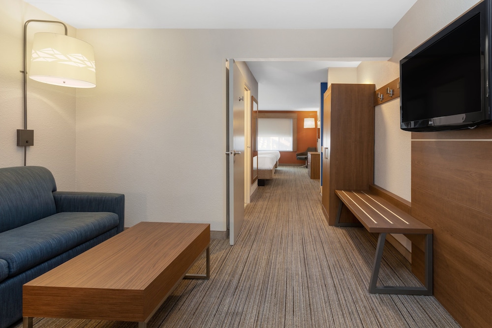 Suite, 1 King Bed - Photo 2