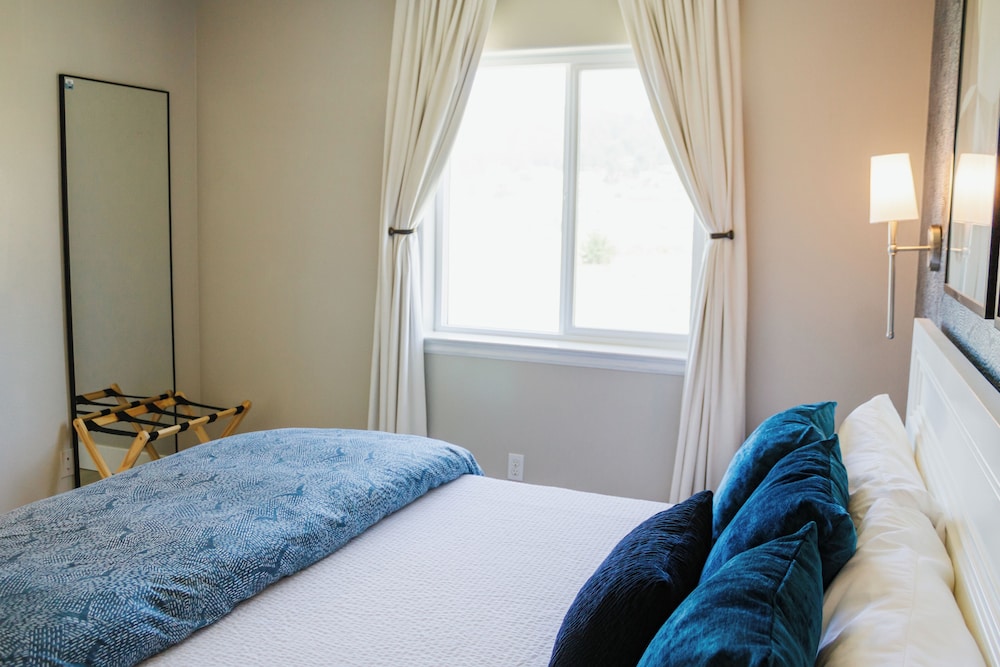 Room - Photo 9