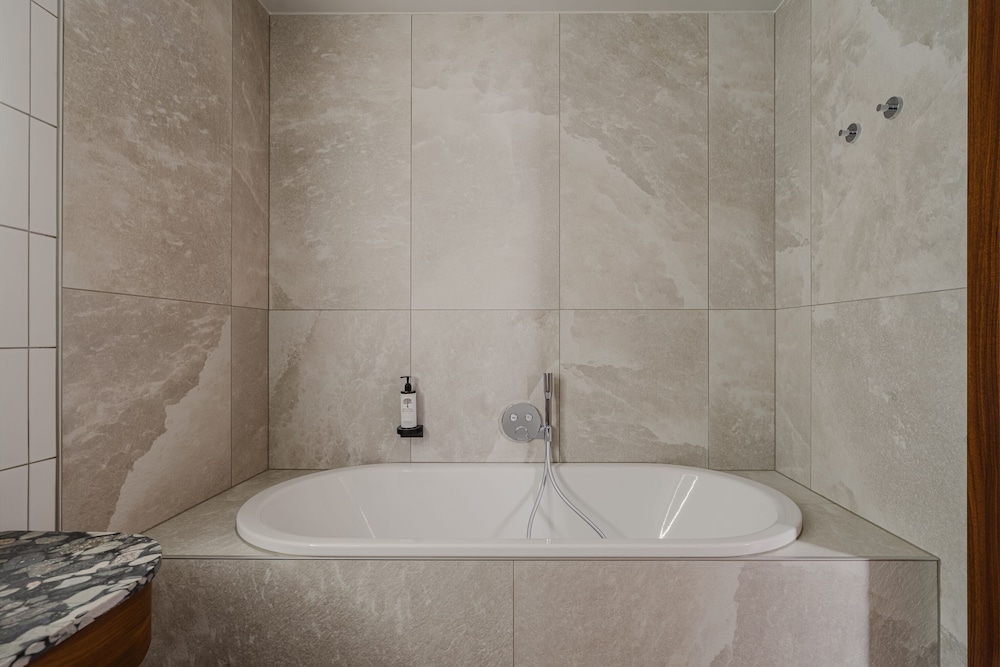 Executive Suite - Photo 4
