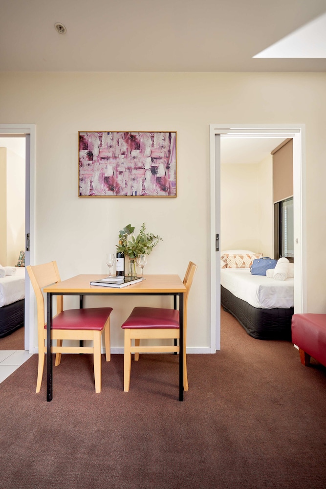 Two Single Bedroom Apartment - Photo 7