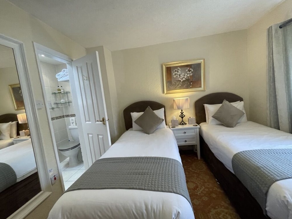 Basic Twin Room, Multiple Beds, Non Smoking, Mountain View photo 2