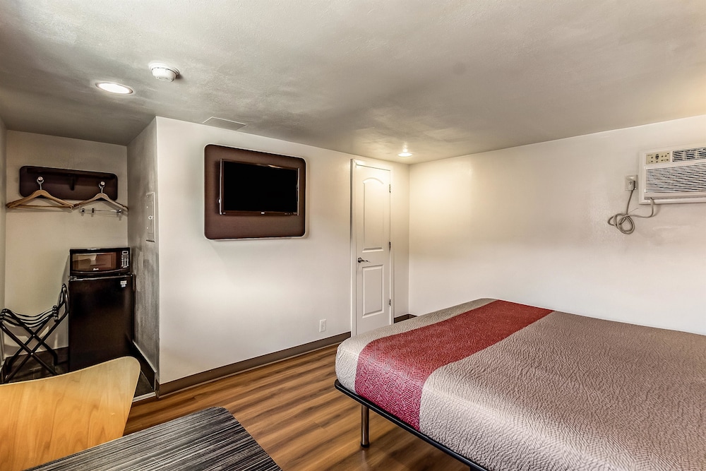 Deluxe Room, 1 King Bed, Smoking, Hot Tub - Photo 7