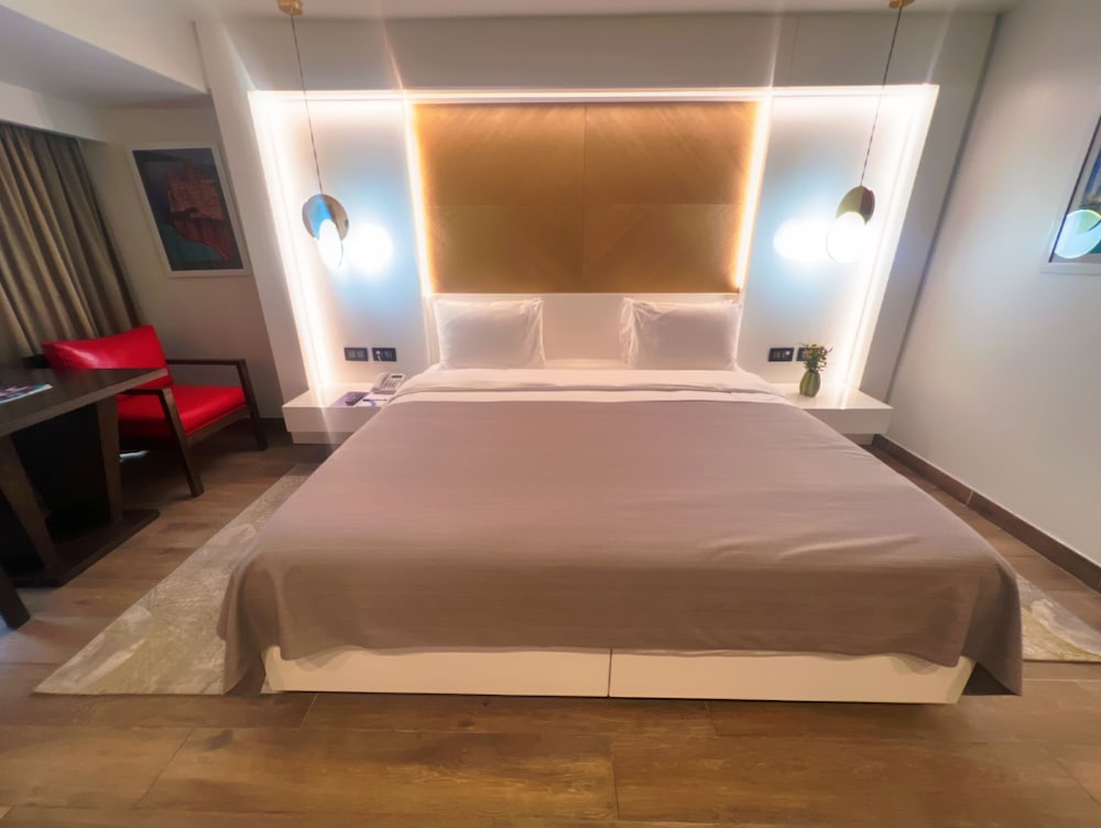 Deluxe Room, 1 King Bed, Balcony, City View (Queen Room) photo 2