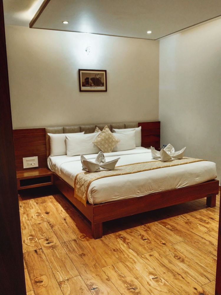 Suite Room - Photo 9