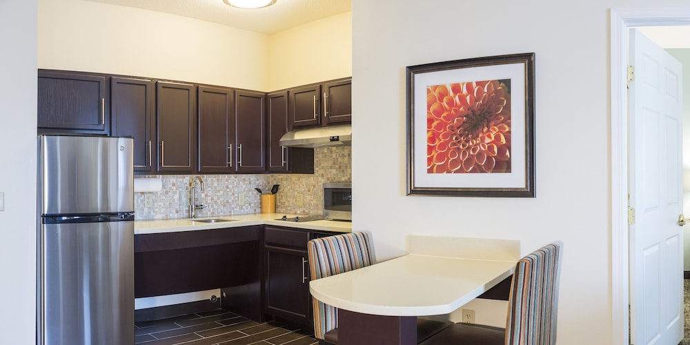 Suite, 1 Bedroom, Kitchen (2 Dbl, Living, Dining) - Photo 5