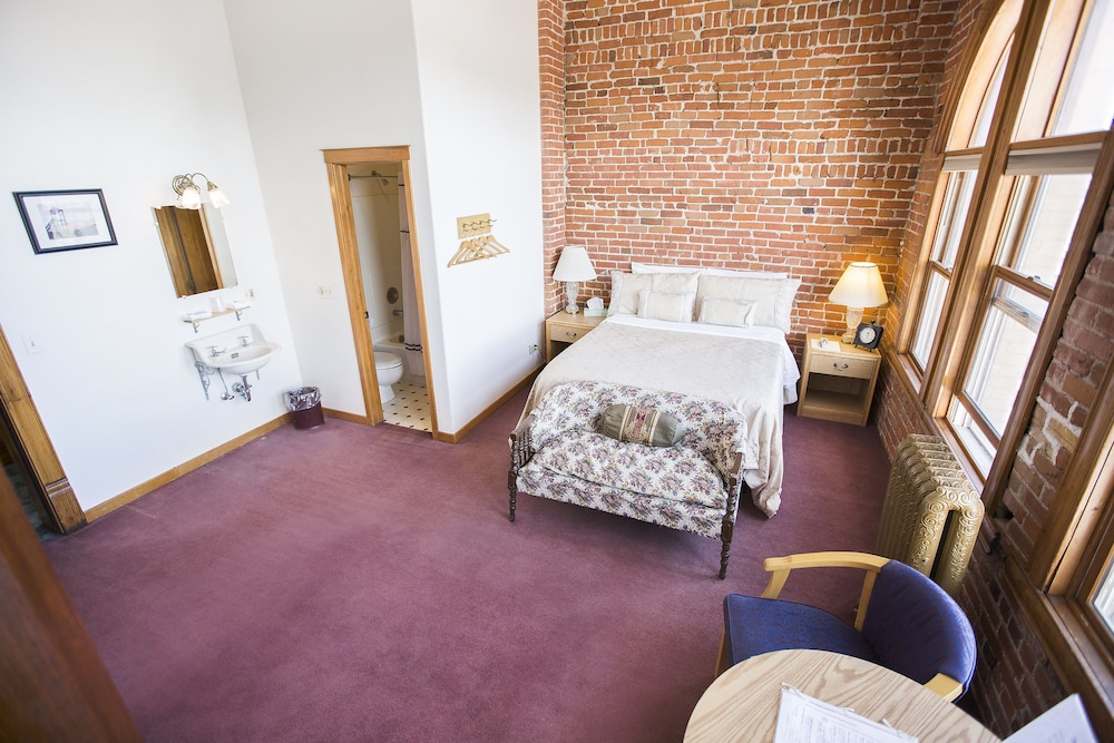 Premium Room, 1 Queen Bed (Top Floor Corner) photo 3