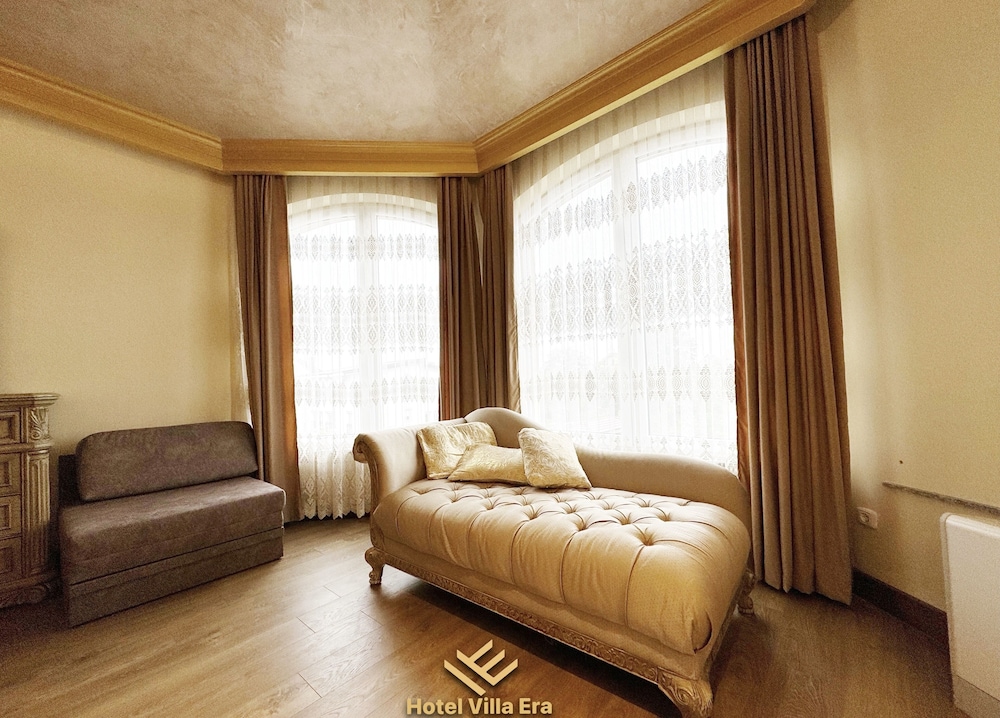 Royal Room, 1 King Bed, Garden View - Photo 5