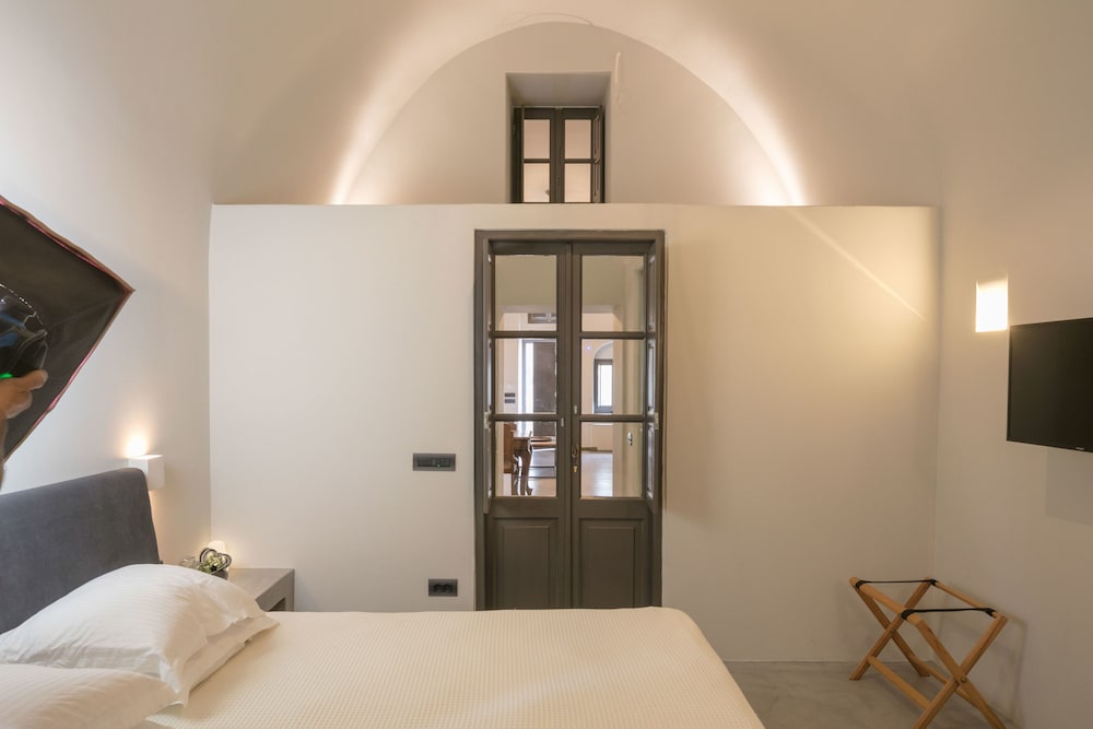 Villa (La Traviata) Indoor & Outdoor Jetted Tub Caldera View