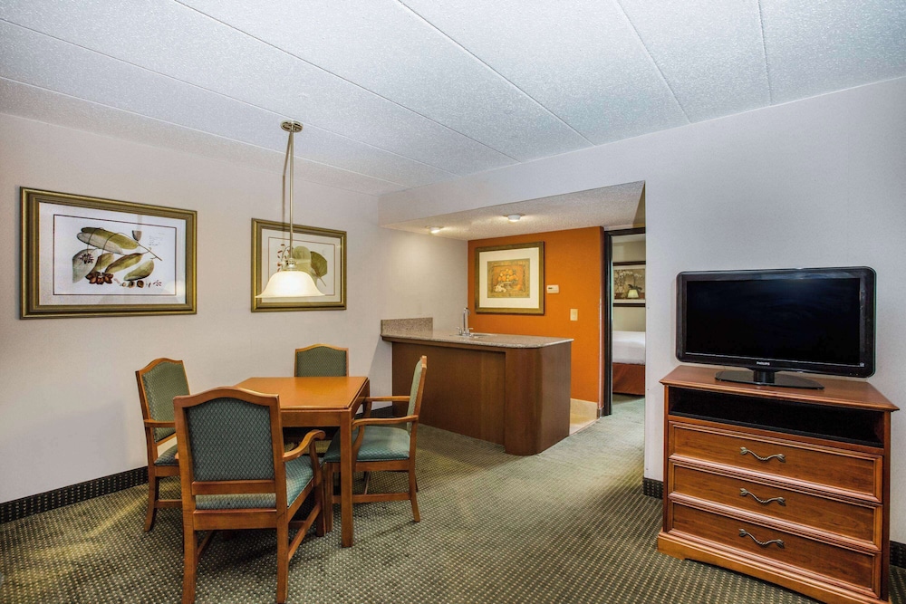 Deluxe Suite, 1 Bedroom, Non Smoking (Wet Bar) - Photo 3