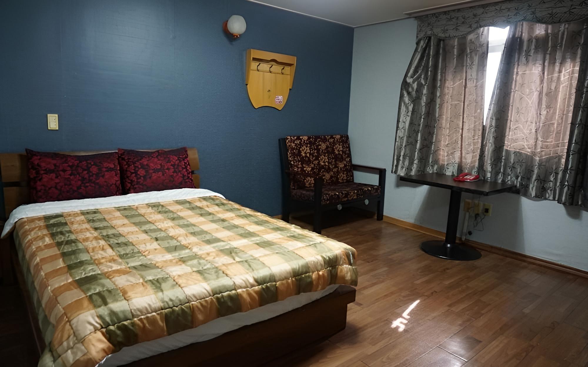 Room (Bed) - Photo 3