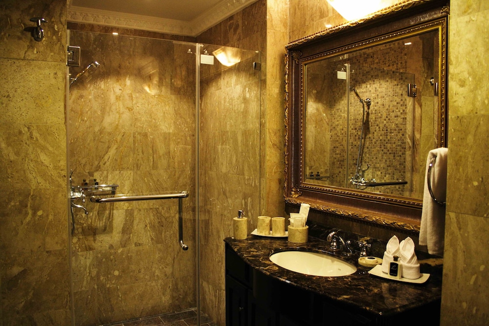 Four Seasons Suite - Photo 13