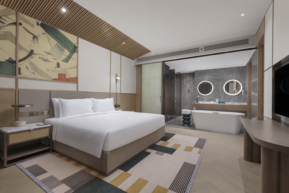 Suite, 1 Bedroom (Powder Room, Canal View)
