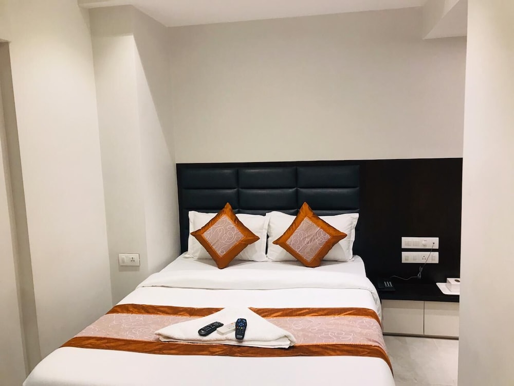 Deluxe Room - Photo 9