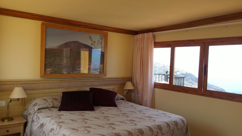 Honeymoon Suite, 1 King Bed, Hot Tub - Photo 9