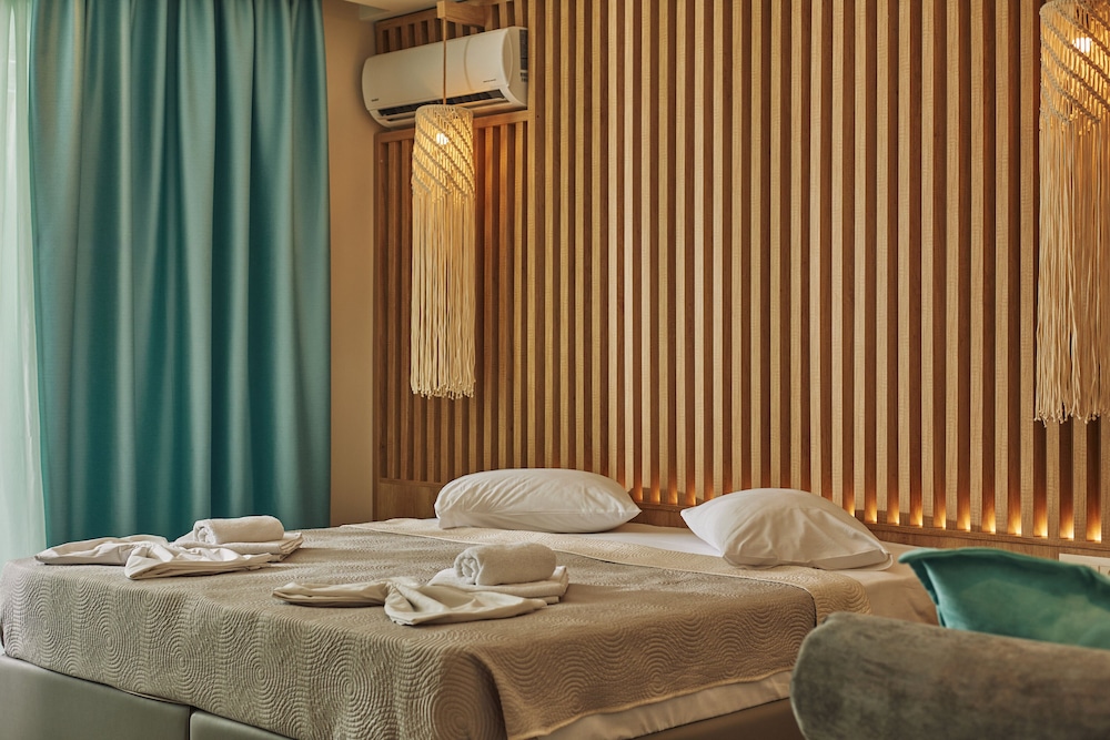 Junior Suite, Pool View - Photo 2