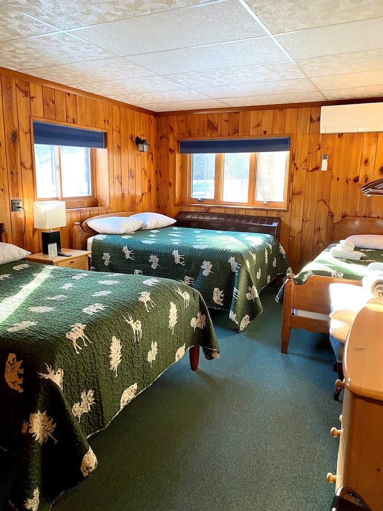 Standard Triple Room- 2 Double Beds and 1 Twin Bed- Maximum 3 Adults per room photo 1