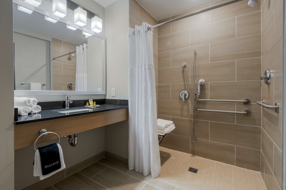Standard Room, 2 Queen Beds, Refrigerator & Microwave - Photo 3