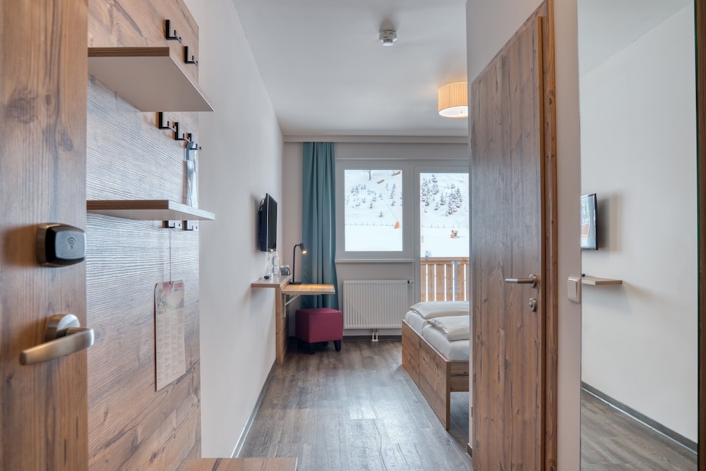 Panoramic Double or Twin Room, Balcony, Mountain View photo 2