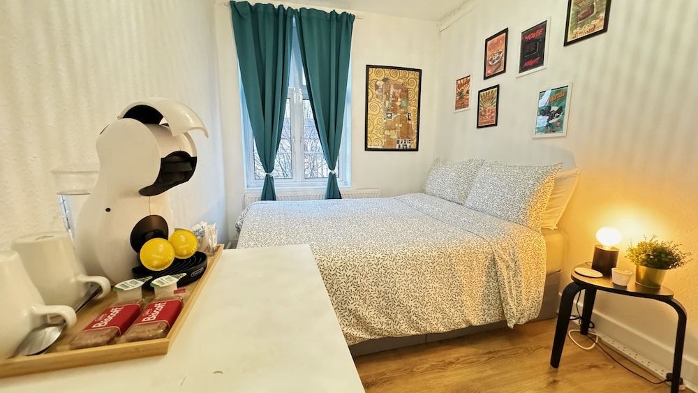 Basic Room, 1 Double Bed, Non Smoking, Shared Bathroom (R6) photo 3