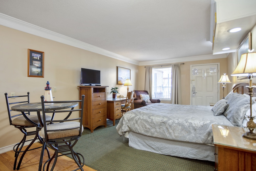 Deluxe Room, 1 King Bed, Non Smoking - Photo 3