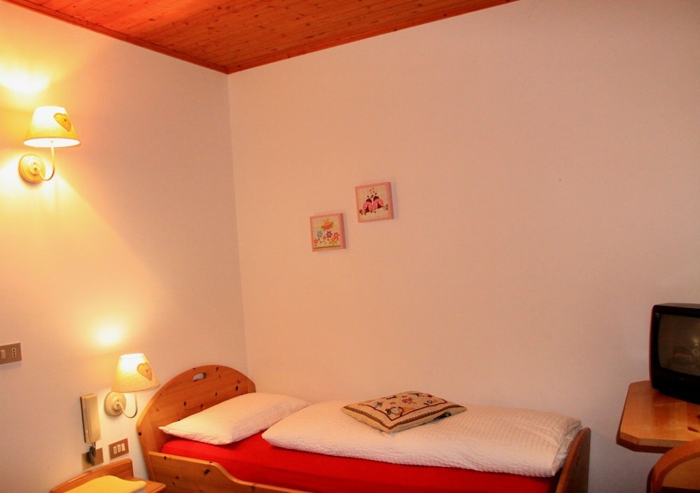 Family Room, 2 Bedrooms, Accessible photo 3