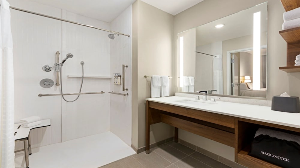 Studio, 2 Queen Beds, Roll-in Shower, Kitchen (Comms, Mobility Accessible) - Photo 5