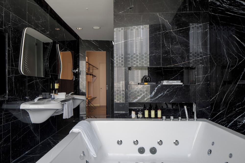 Suite, 2 Bedrooms (Ultimate ME, Lounge & Jacuzzi)