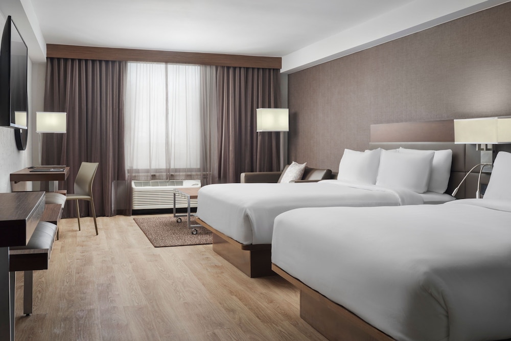 Deluxe Room, Multiple Beds - Photo 1