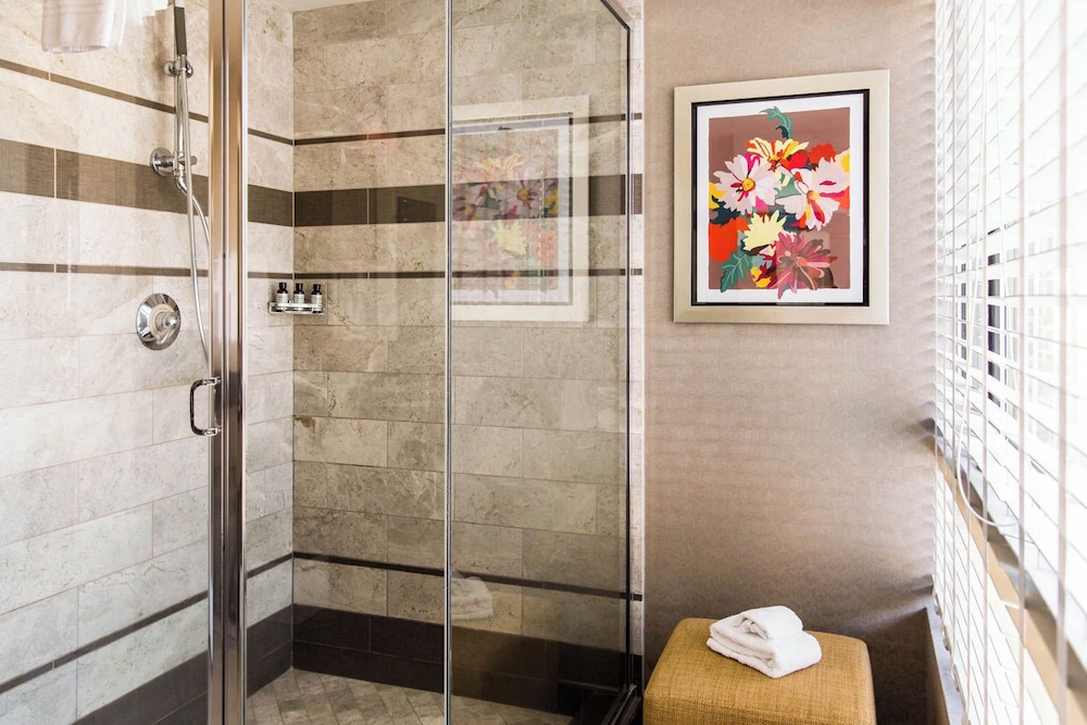 Executive Suite, 1 King Bed thumbnail 6