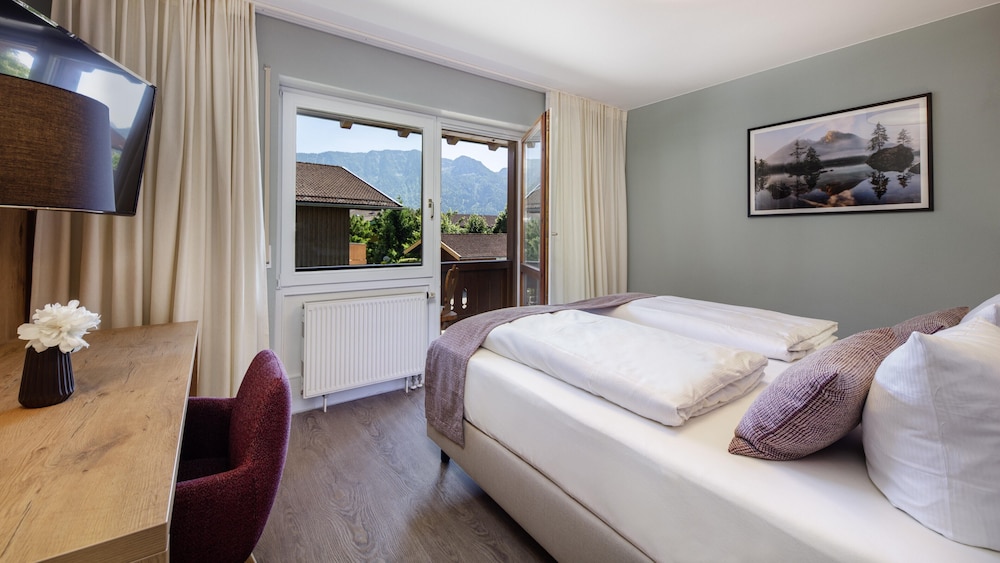 Comfort Double Room, 1 King Bed, Non Smoking, Mountain View photo 3