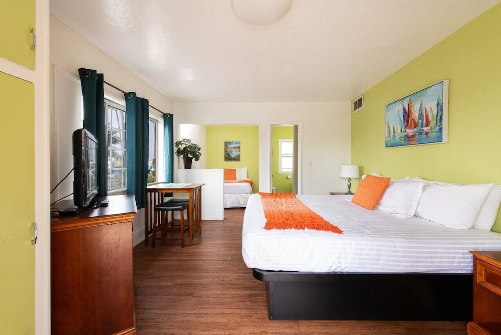 Standard Room, 1 King Bed photo 2