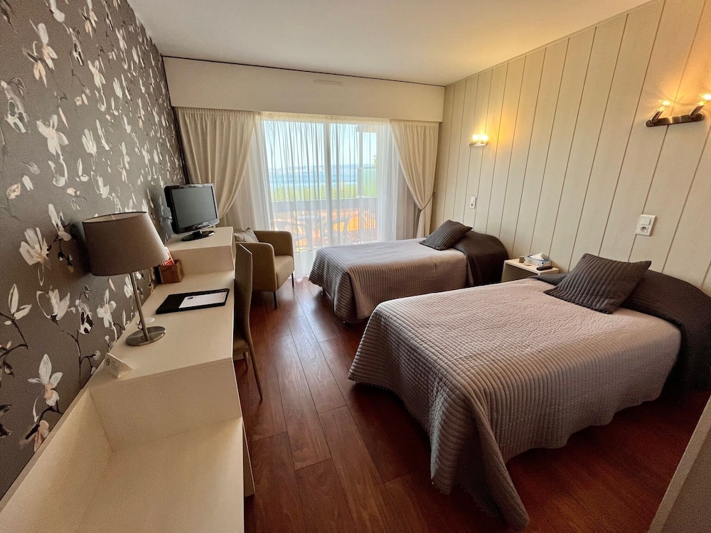 Superior Twin Room, Lake View photo 1