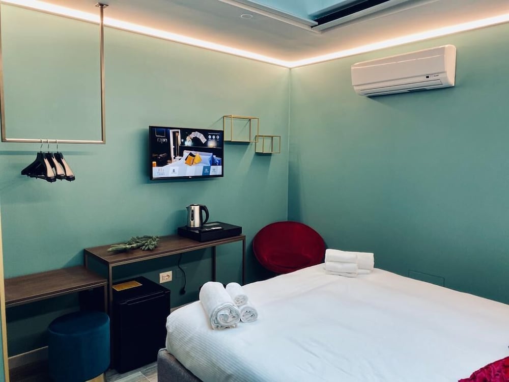 Basic Double Room, 1 King Bed (Rugby) photo 1