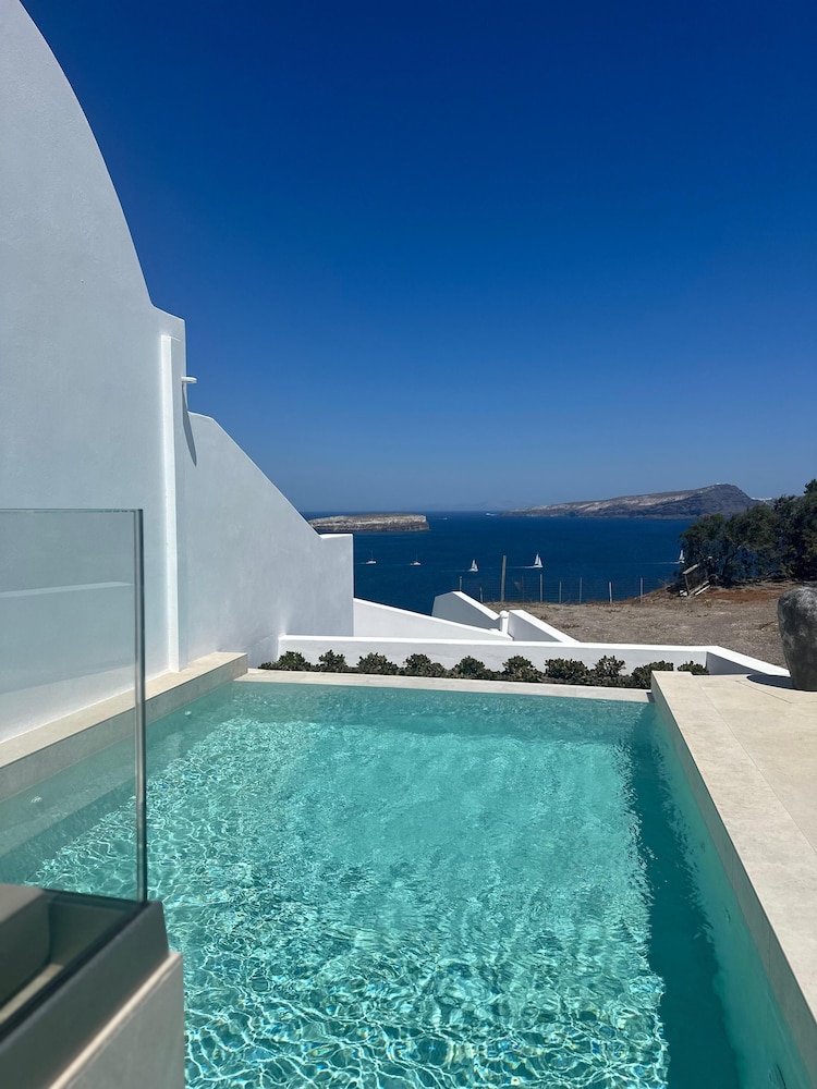 Elegant Suite with Private Infinity Pool & Heated Outdoor Jetted Tub - Caldera View - Photo 2