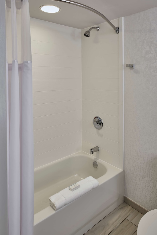 Room, 2 Queen Beds, Non Smoking (Drinks-Snacks) - Photo 4