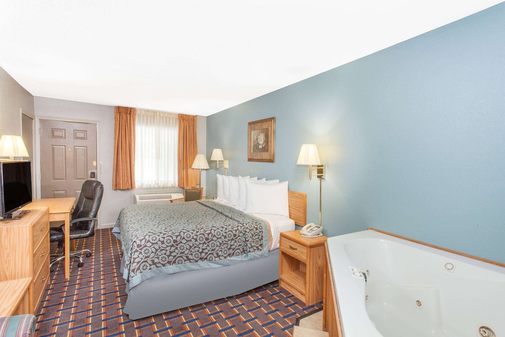 Room, 1 King Bed, Non Smoking, Hot Tub - Photo 1