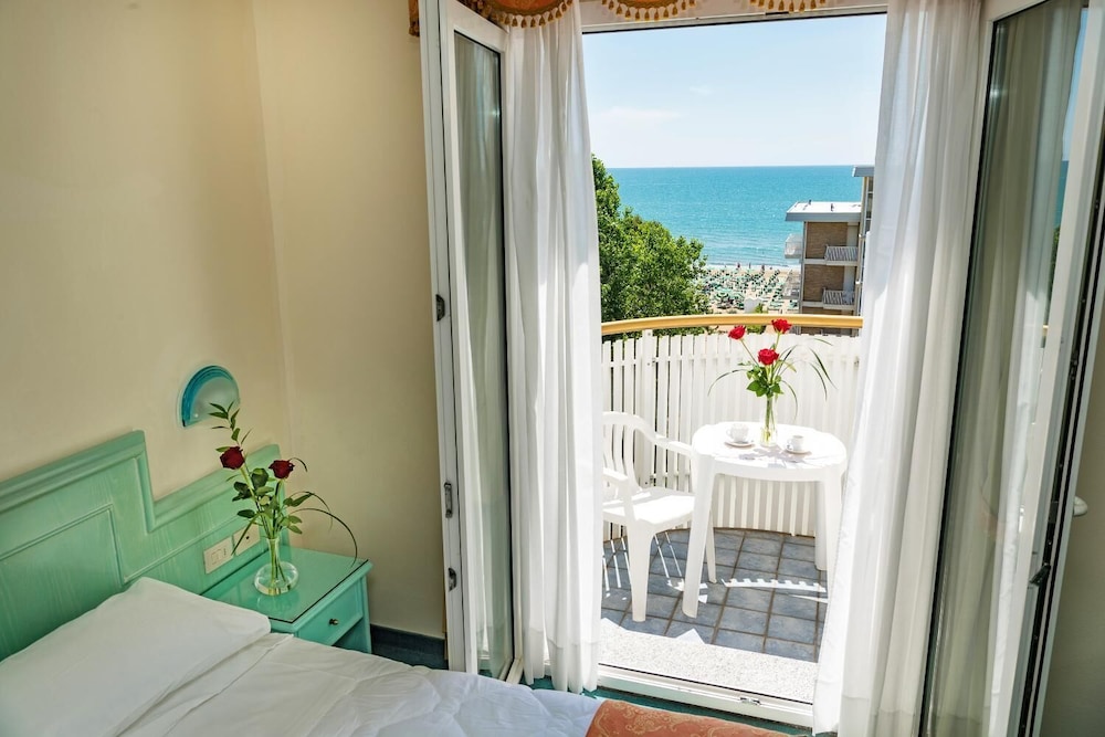 Classic Double or Twin Room, Balcony, Partial Sea View - Photo 3