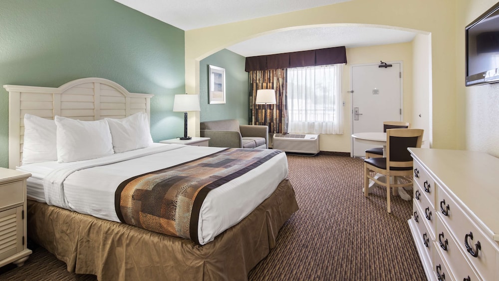 Standard Room, 1 Queen Bed, Non Smoking, Refrigerator & Microwave - Photo 1