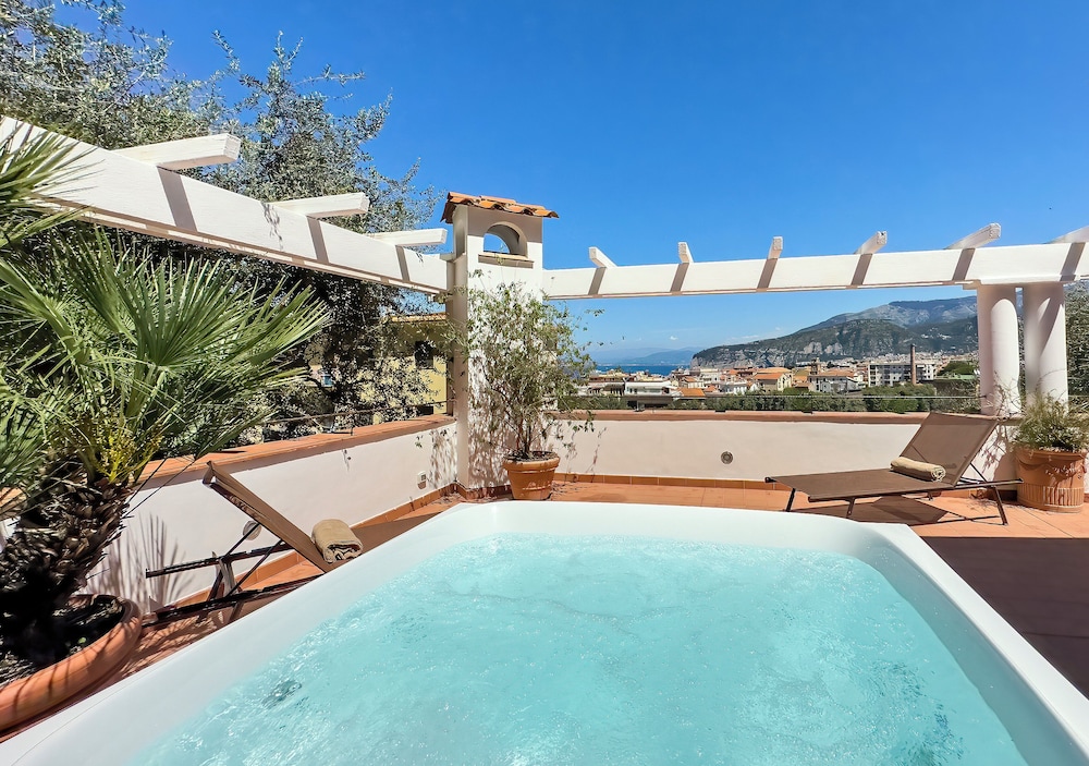 Classic Suite, Terrace, Pool View photo 3