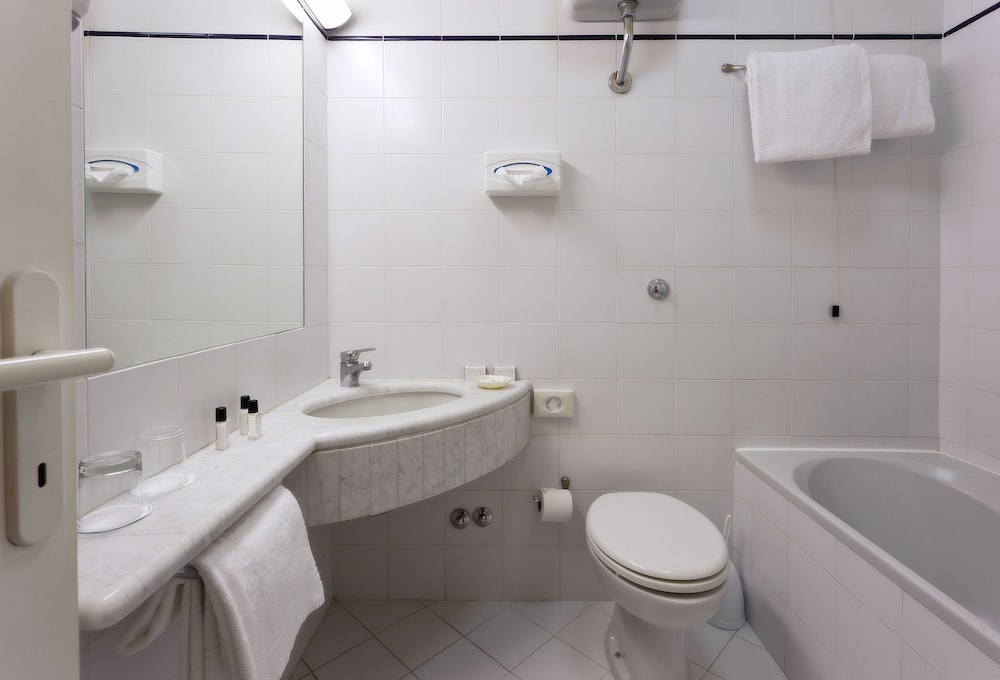 Standard Double or Twin Room - Photo 5