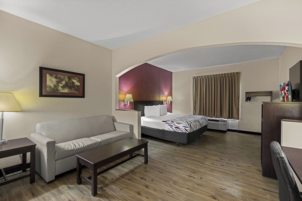 Suite, 1 King Bed, Non Smoking, Jetted Tub - Photo 4