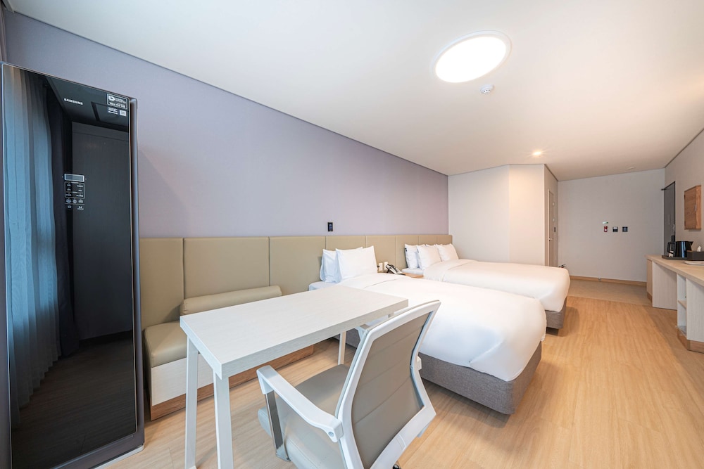 Deluxe Room, Multiple Beds, Non Smoking, Refrigerator & Microwave - Photo 13